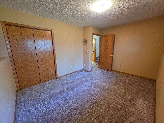 Building Photo - 4 Bedroom 2 Bathroom Home on 5 Acres with Shop, New Deck & Attached Garage