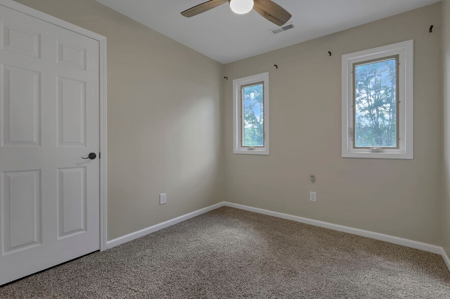 Building Photo - 5170 Fairfield Beach Rd NE