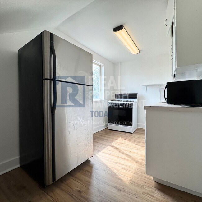 Building Photo - Calvin - 1651 (Cascade Group)