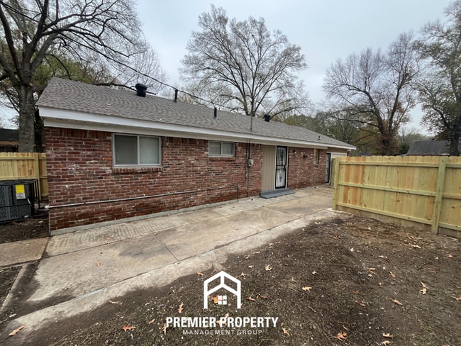 Building Photo - 3265 Starsdale St