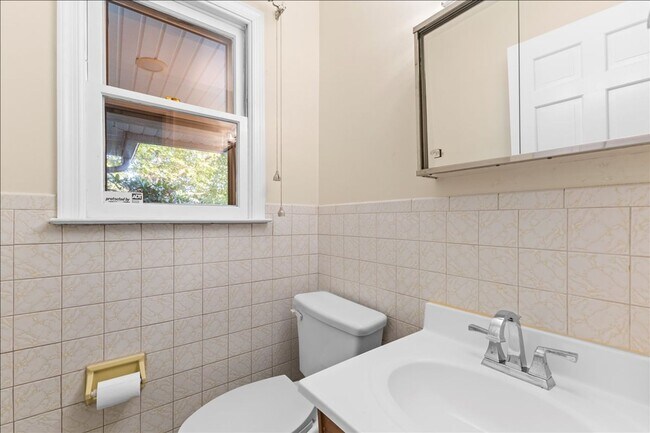 Building Photo - Magnificent 6 bedroom house in desirable H...