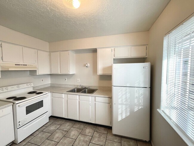 Building Photo - 620 Alcazar St SE