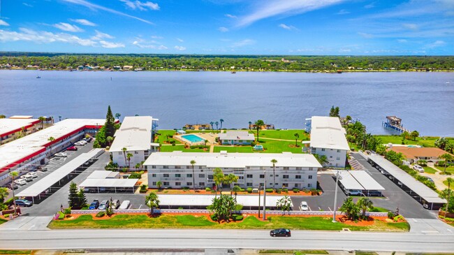 Building Photo - Riverfront Two Bedroom Condo