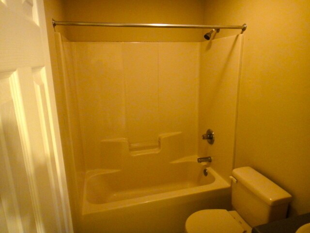 Building Photo - Longview Court Available in August!