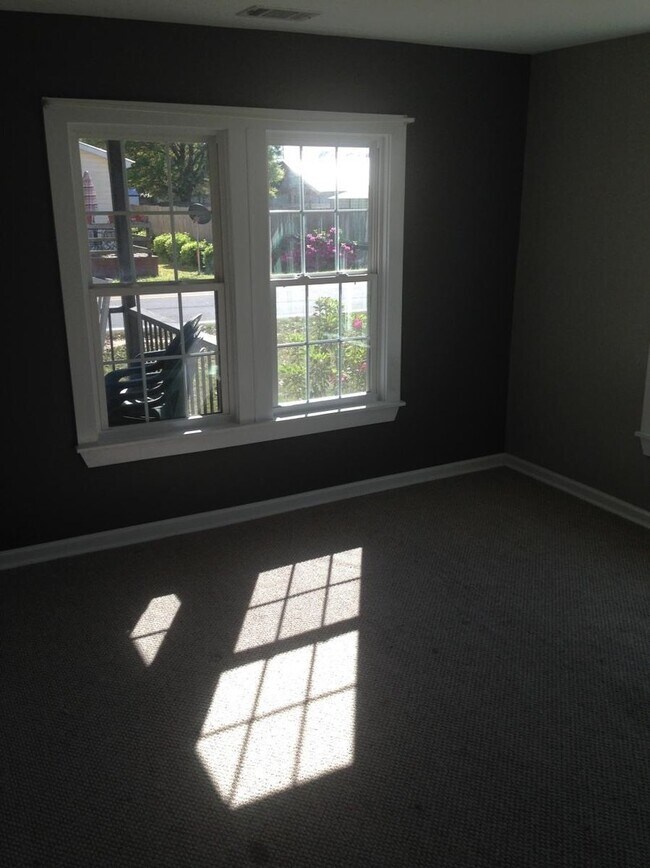 Building Photo - 2 bedroom 1 bathroom home located in Glenn...