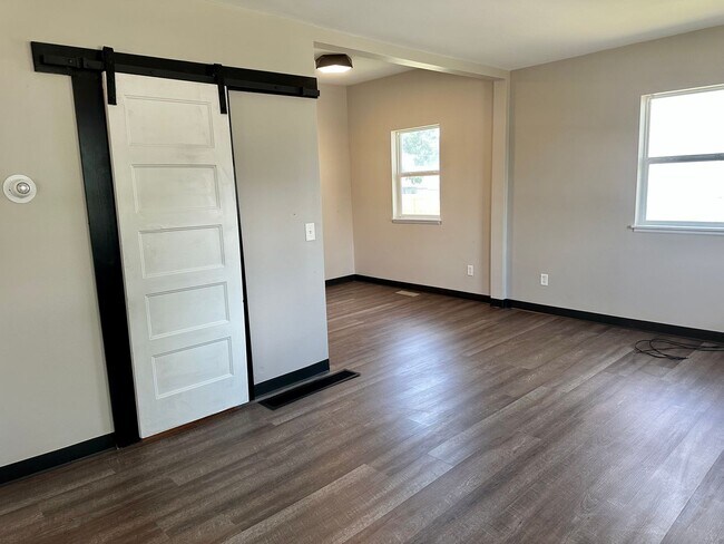 Building Photo - $1,175 | 1 Bedroom 1 Bath | Studio House | W&D | Fenced Yard | Central A/C
