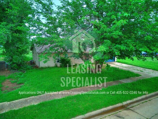 Building Photo - Adorable Norman 3 Bed 1.5 Bath House!