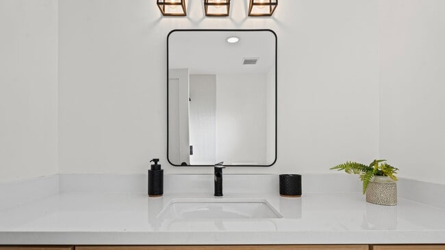 Building Photo - 1820 Bancroft St