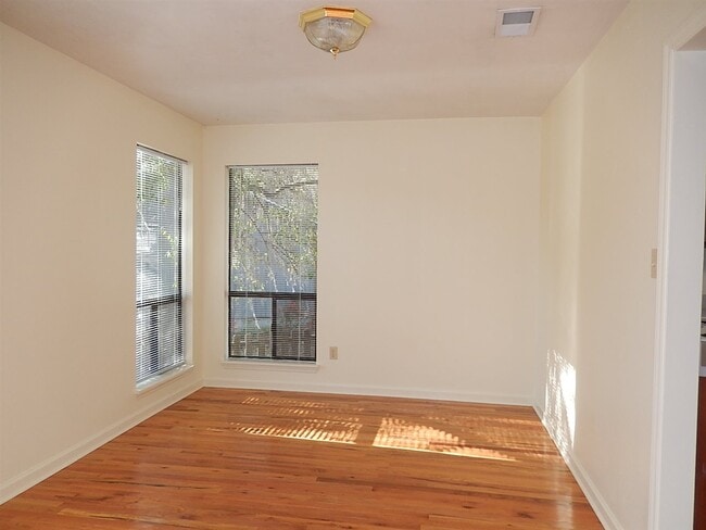 Building Photo - 2950 Bay Shore Dr