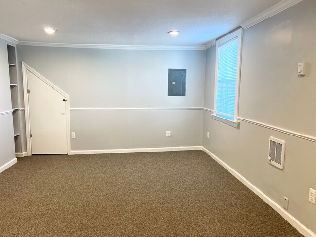 Building Photo - 204 S Main St