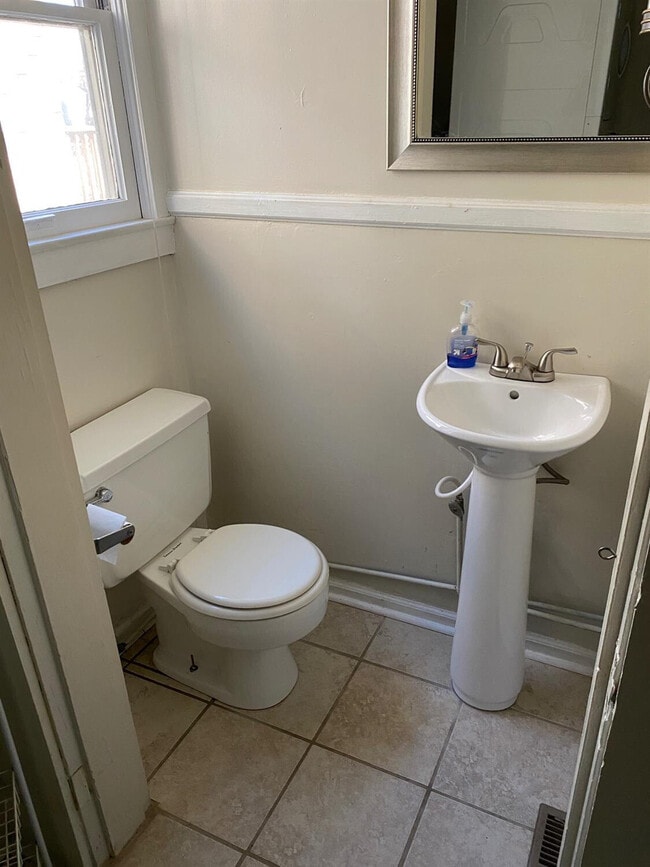 Building Photo - 423 Steele St