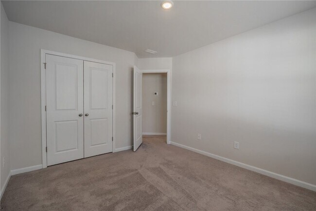 Building Photo - 14 Loebner Ln