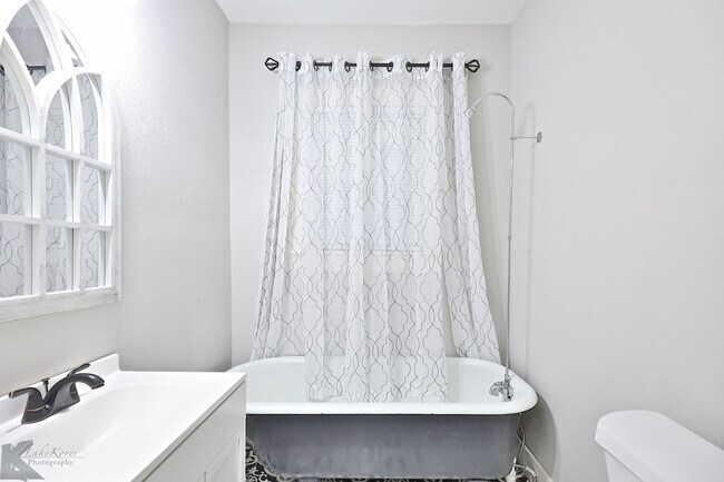 Building Photo - 2 bed 1 bath; AVAILABLE NOW!
