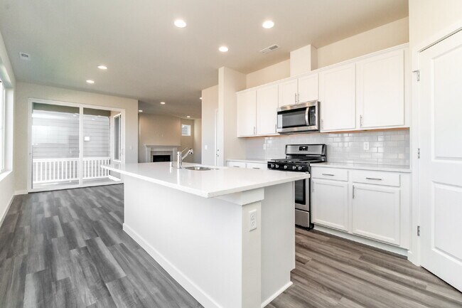 Building Photo - Scenic Auburn Living with Modern Comfort & Easy Seattle/Tacoma Access