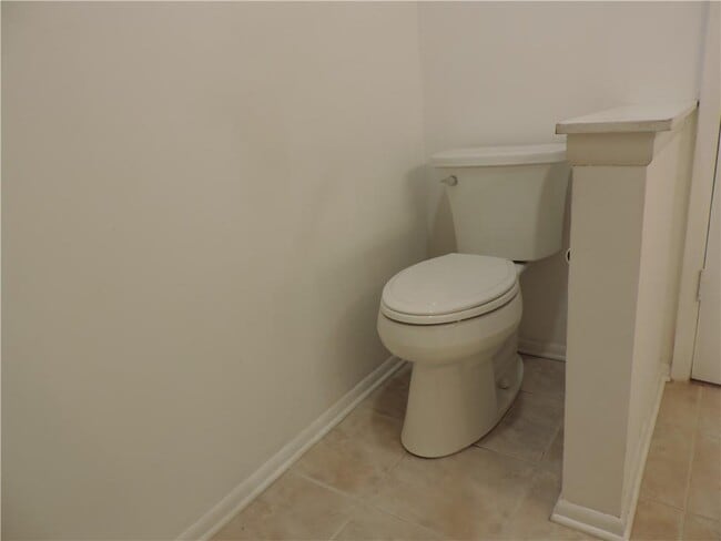 Building Photo - 68 Springhedge Ct St