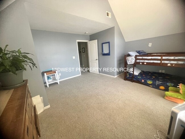 Building Photo - Exquisite 4-Bedroom Home with Spacious Fam...