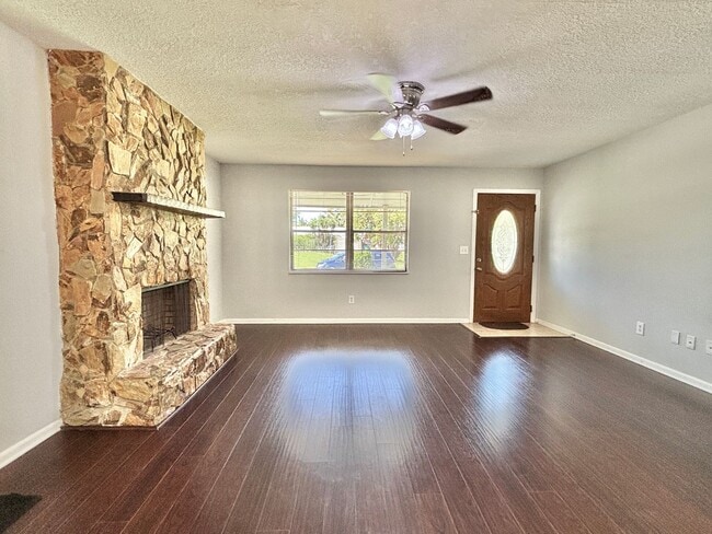 Building Photo - 3BR 1BA Annual Unfurnished Rental Availabl...