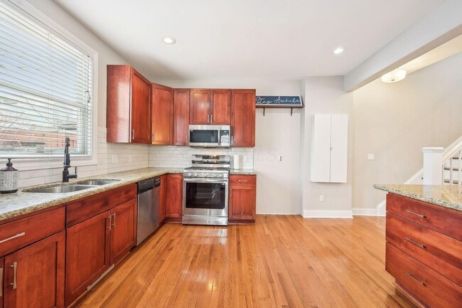 Building Photo - 565 Lathrop St