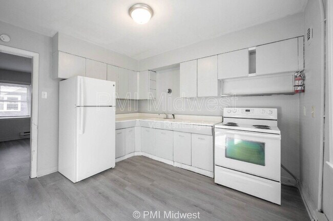 Building Photo - 3725 N Sherman Dr