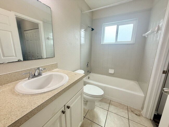 Building Photo - 2 bed 1 bath condo close to IMG
