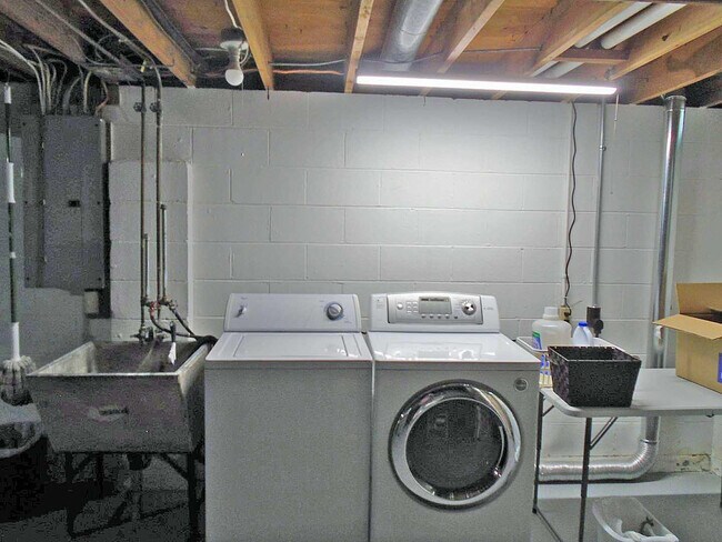 Building Photo - 616 Leona Dr