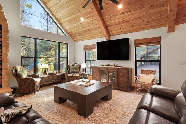 Building Photo - 18 Spur Dr