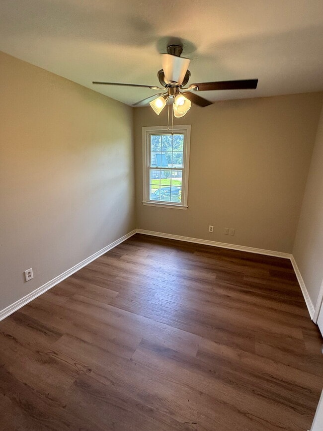 Building Photo - This beautifully updated home is ready for you! Recently freshly painted with new flooring, it of...