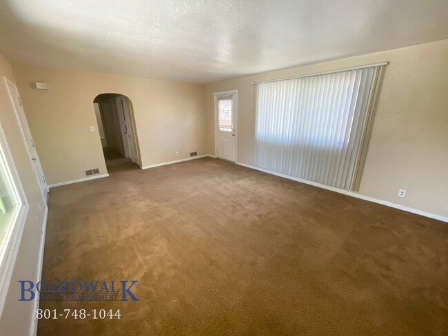 Building Photo - Charming 3 Bed 2 Bath Home in Holladay wit...