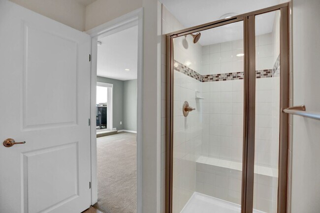 Building Photo - Stunning Townhome with Water Views!