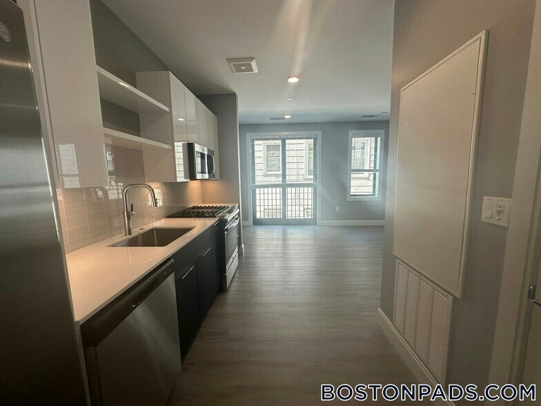 Building Photo - 656 Saratoga St