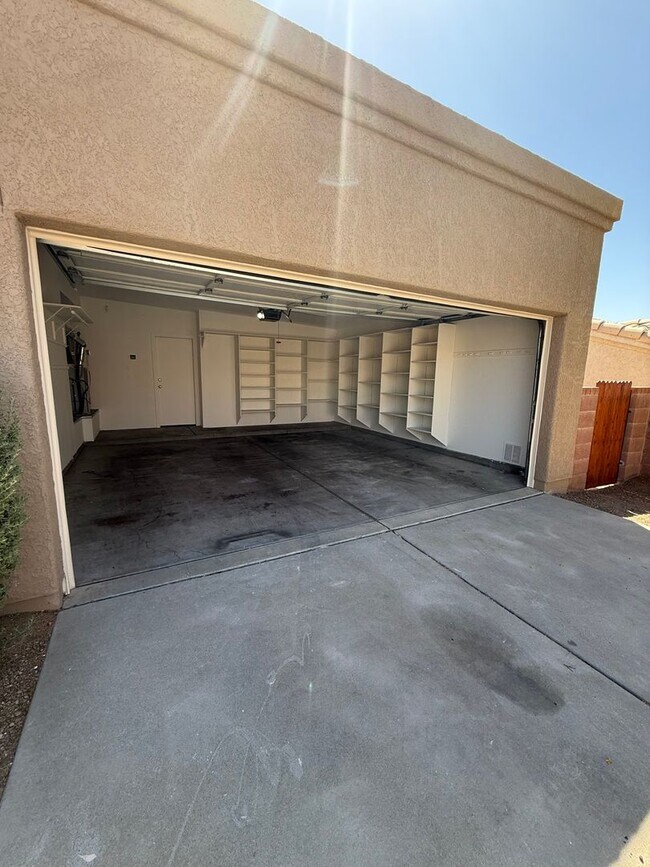 Building Photo - Oro Valley SFH in Gated Community