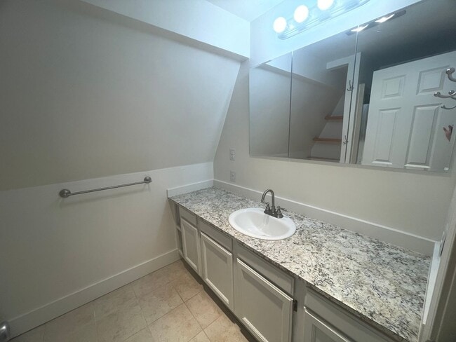 Building Photo - Nicely Maintained Clinton Home with Upgrades and Fenced Yard!