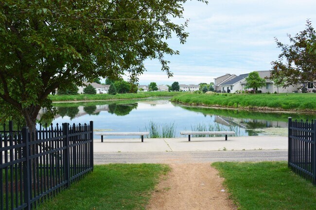 Building Photo - Spacious 4-Bed 3.5-Bath in Blaine - Available 6/10!