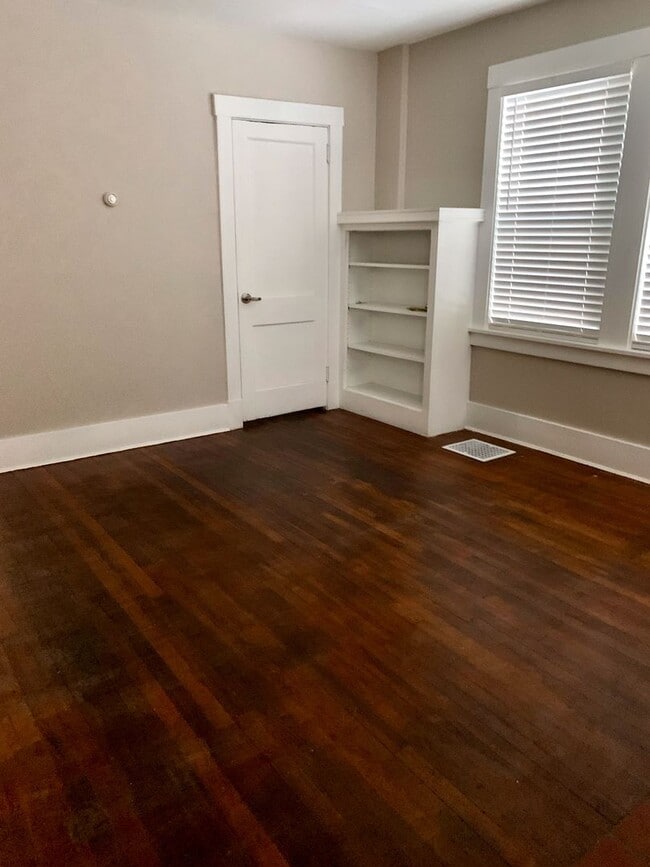 Building Photo - *** Charming Dormont Duplex Three Bedroom * Walk to Shops and the T * Pet Friendly * Private Porc...