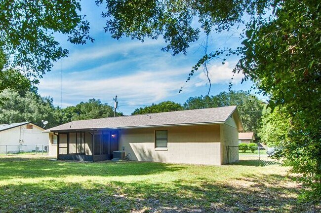 Building Photo - 330 Dogwood Ave