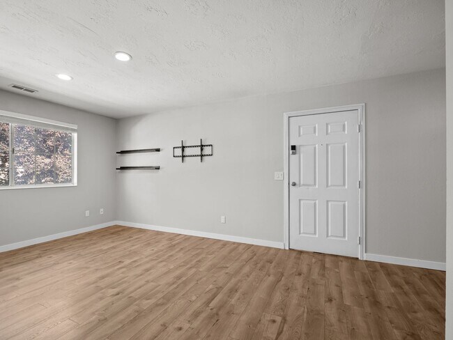 Building Photo - 100 E 600 S