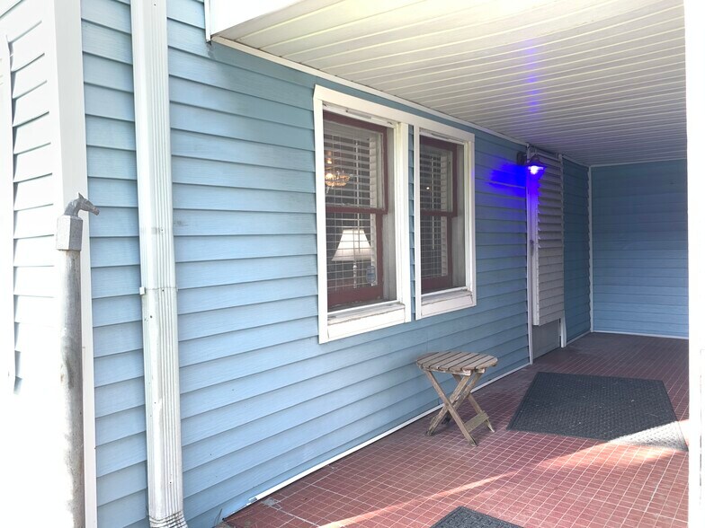 #B. Enter through privacy gate. 1x1 fully furnished and all bills included Galveston, Tx 77550 - 4408 Avenue S 1/2
