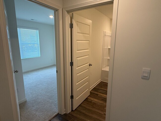 Building Photo - Caffee sub-division, very close to Mercedes plant, one level 4 Bedroom/2 Bath 1774 sqft