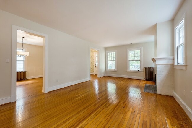 Building Photo - Classic Chevy Chase Charm in NW DC Availab...