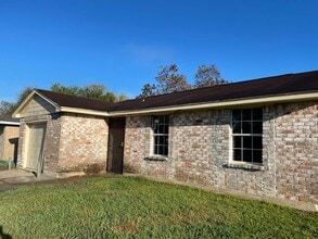 Building Photo - 3bd 1.5 bath 1 car garage home near Hiram Clarke and 2234