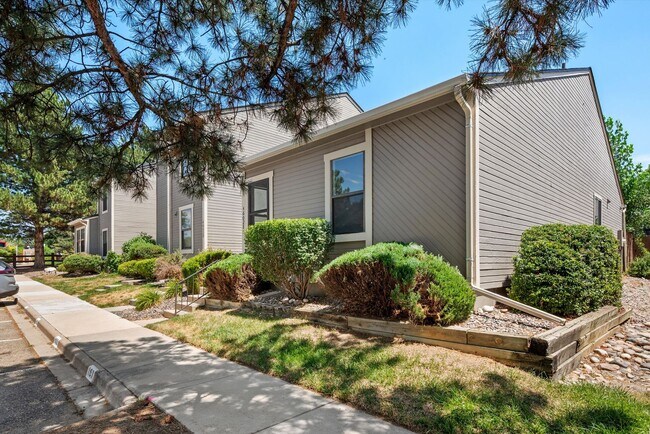 Building Photo - Beautiful 2 Bed, 2 Bath Townhome | Vaulted Ceilings, Private Courtyard & Fireplace