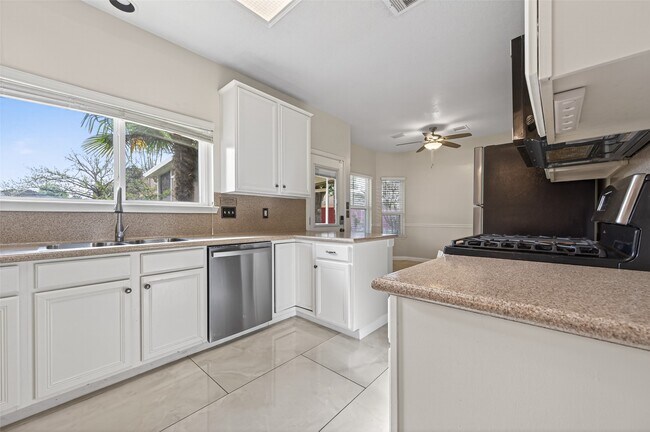 Building Photo - 6710 Creek Village Dr