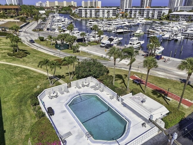 Building Photo - 907 Marina Dr