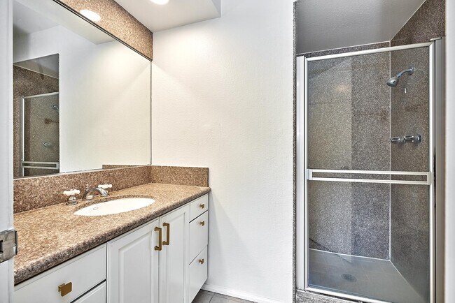 Building Photo - 28026 Ridgecove Ct N