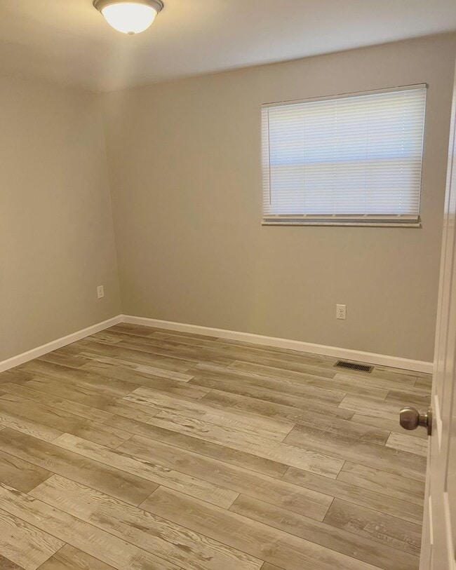 Building Photo - Updated 3BR 1BA Home w/ Garage & Updated Kitchen in Cincinnati