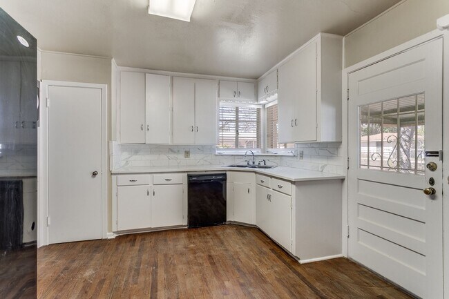 Building Photo - Charming 3-bedroom in the heart of Monticello Park