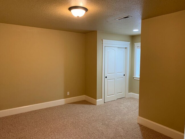 Building Photo - COMING SOON! GORGEOUS Townhome...  LOCATION , LOCATION near Peace Health Hospital