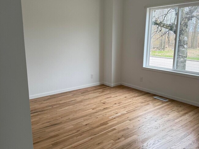 Building Photo - 332 2nd St