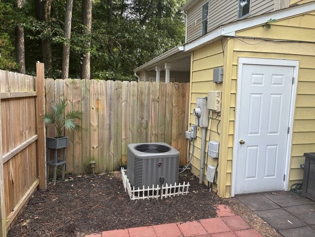 Building Photo - HALF OFF FIRST FULL MONTH'S RENT! Charming...