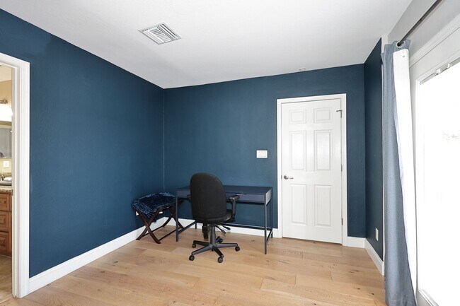 Building Photo - Fully Furnished Remodeled 4 Bedroom / 4 Bathroom Home with spacious back yard & pool in Central P...